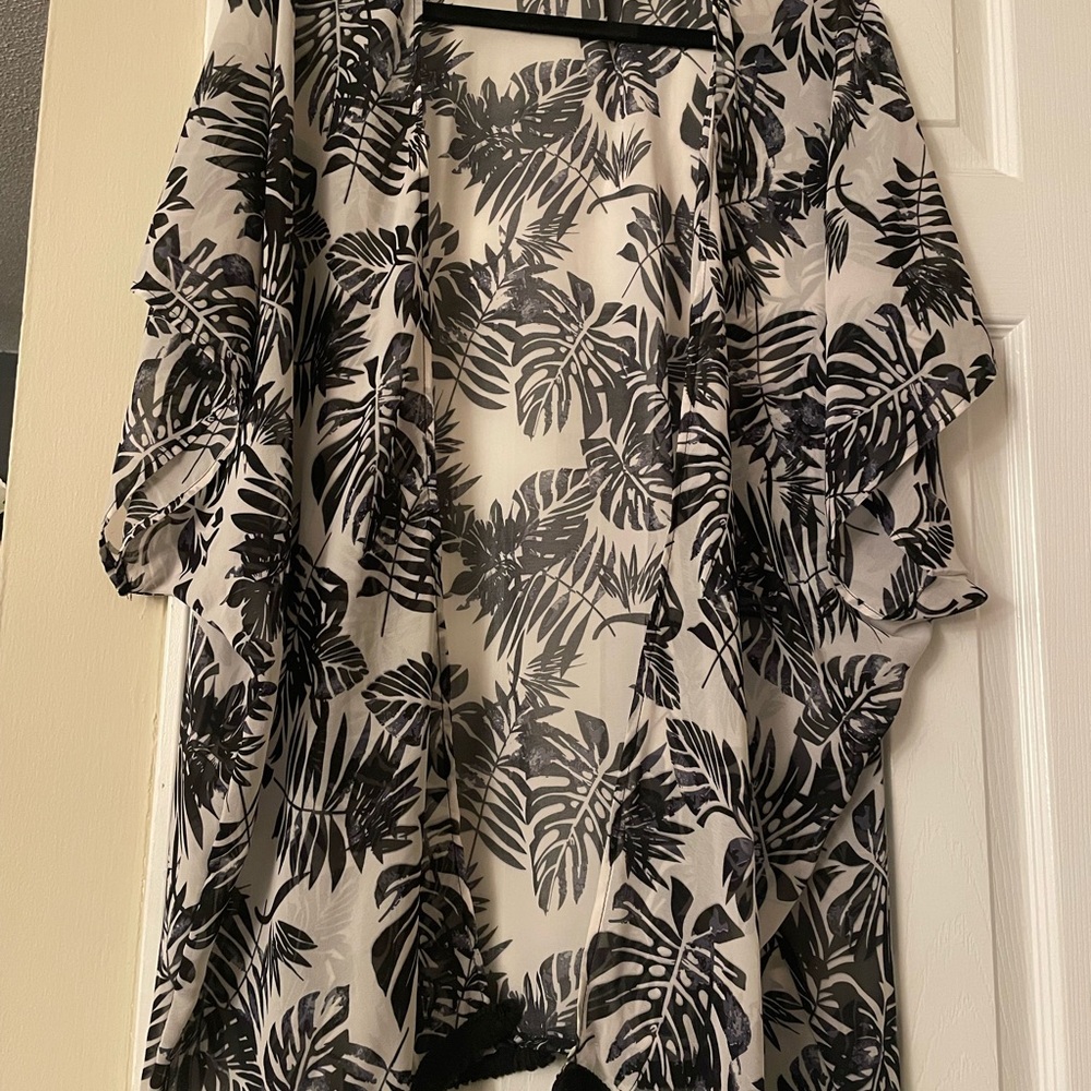 West‎ loop Black and White Leaf Print Kimono Tunic